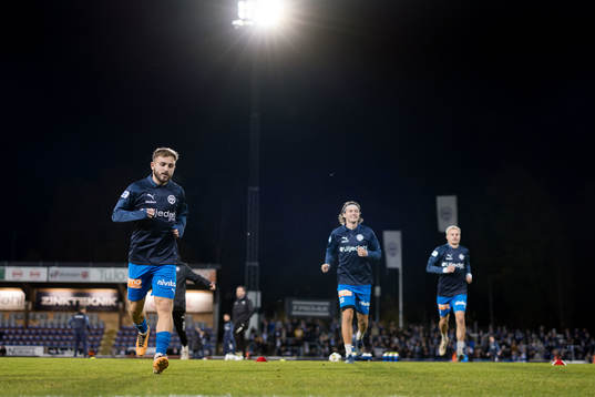 Värnamos Albion Ademi värmer upp före fotbollsmatchen i