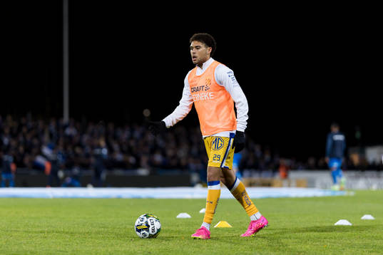 IFK Göteborgs Thomas Santos värmer upp före
