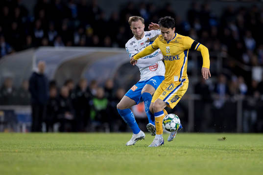 Värnamos Gustav Engvall och IFK Göteborgs Hussein Carneil