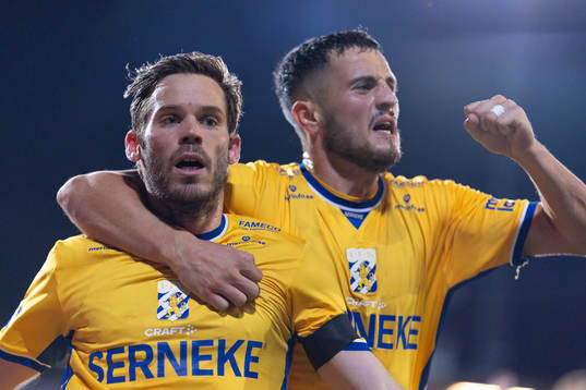 IFK Göteborgs Emil Salomonsson och Astrit Selmani jublar
