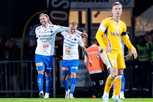 Värnamos Gustav Engvall jublar med Värnamos Viktor Bergh