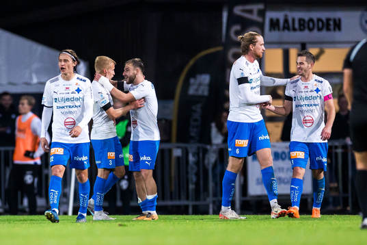 Värnamos Albion Ademi jublar med lagkamrater