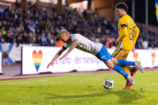 Värnamos Viktor Bergh och IFK Göteborgs Thomas Santos