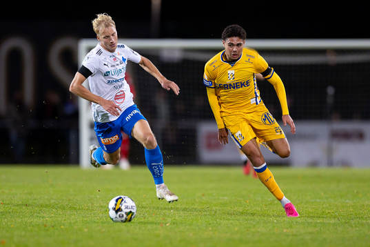 Värnamos Victor Larsson och IFK Göteborgs Thomas Santos