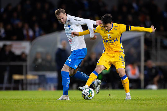 Värnamos Gustav Engvall och IFK Göteborgs Hussein Carneil
