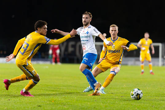 Värnamos Albion Ademi mellan IFK Göteborgs Thomas Santos