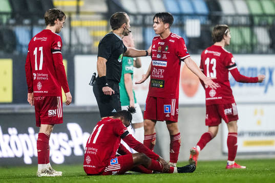 Skövde AIKs Isak Vidjeskog reagerar på domslut av domare