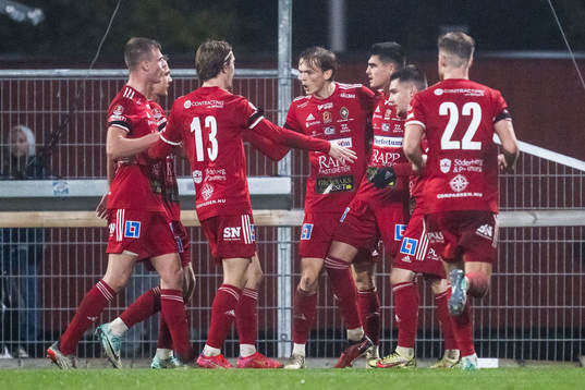 Skövde AIKs Marc Ante Tokich jublar med lagkamrater
