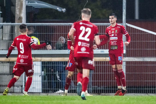 Skövde AIKs Marc Ante Tokich jublar med lagkamrater