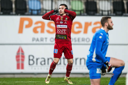 Skövde AIKs Isak Bjerkebo jublar och Jönköpings Södras