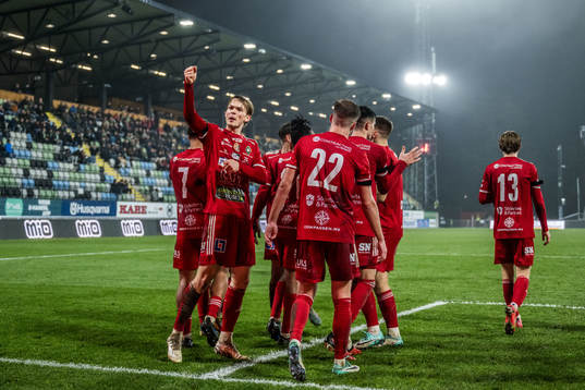 Skövde AIKs Lukas Rhöse jublar med lagkamrater