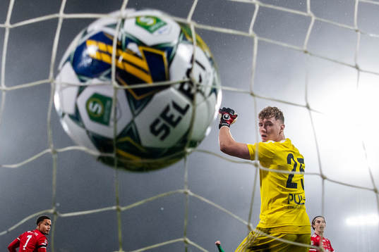 Skövde AIKs målvakt Otto Lindell deppar