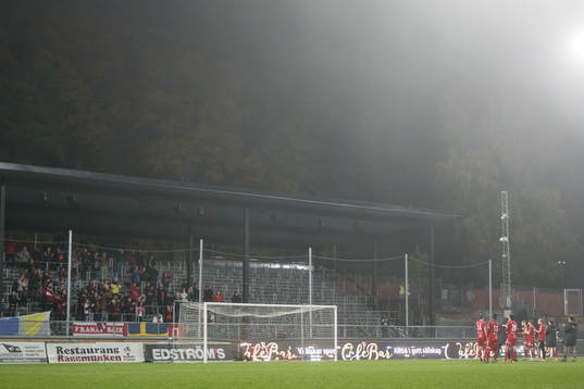 Skövdes spelare tackar supportrarna