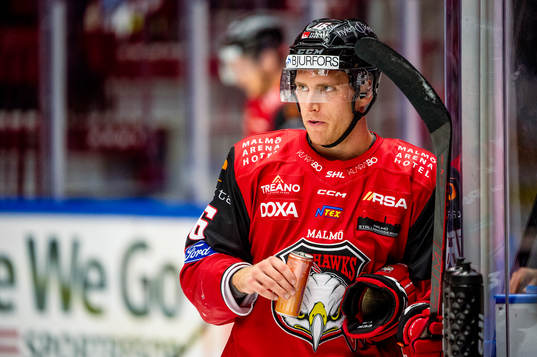 Malmö Redhawks Matias Lassen värmer upp innan