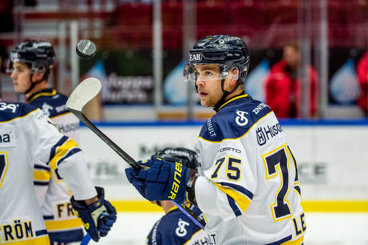 HV71s Radan Lenc värmer upp innan ishockeymatchen i SHL
