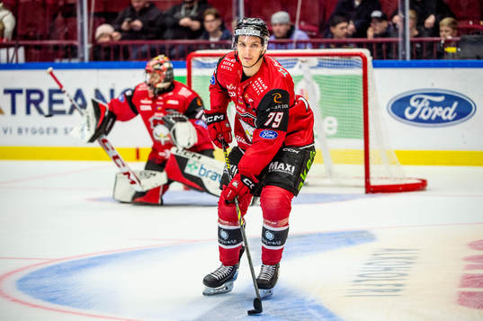Malmö Redhawks Jakub Galvas värmer upp innan
