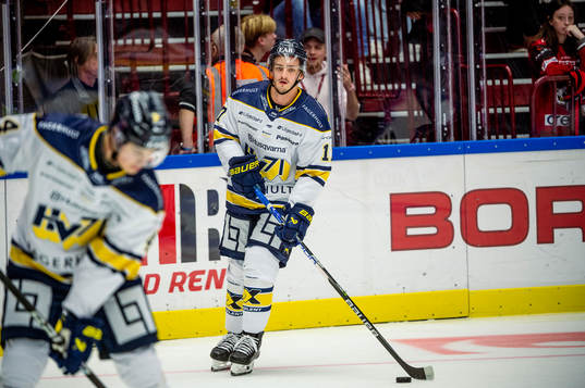 HV71s Isac Brännström värmer upp innan ishockeymatchen i