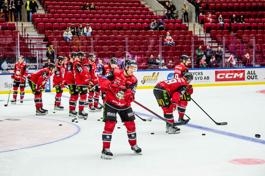 Malmö Redhawks spelare värmer upp innan ishockeymatchen i