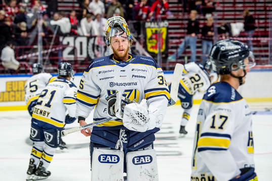 HV71s målvakt Victor Brattström värmer upp innan