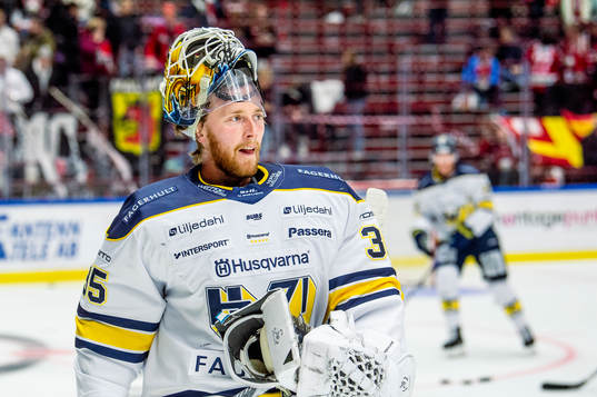 HV71s målvakt Victor Brattström värmer upp innan