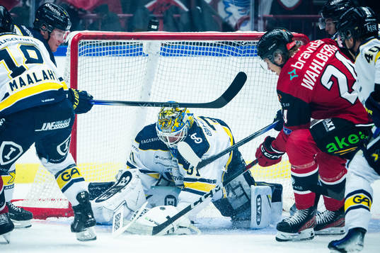 Malmö Redhawks Anton Wahlberg oh HV71s målvakt Joni Ortio