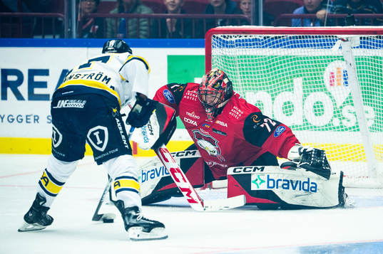 HV71s Isac Brännström och Malmö Redhawks målvakt Daniel