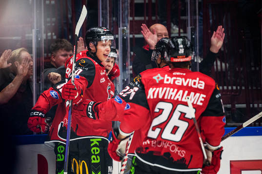 Malmö Redhawks Lauri Pajuniemi jublar med lagkamraterna