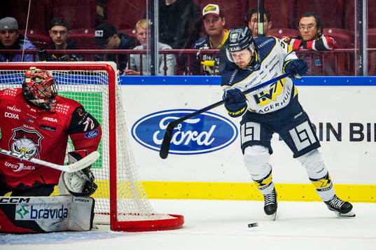 HV71s Fredrik Forsberg mot Malmö Redhawks målvakt Daniel