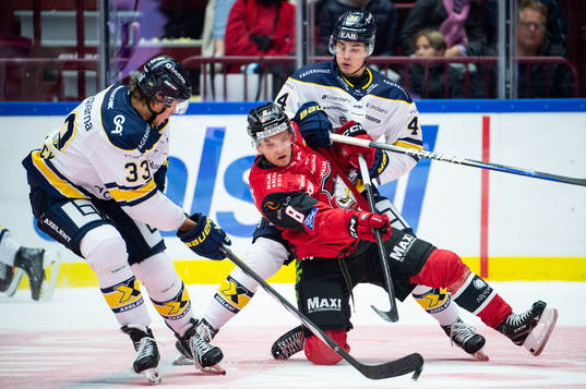 Malmö Redhawks Johan Olofsson mot HV71s Måns Lindbäck
