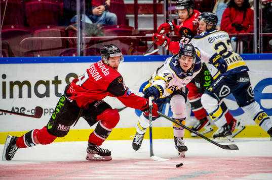 Malmö Redhawks Johan Olofsson mot HV71s Hugo Fransson