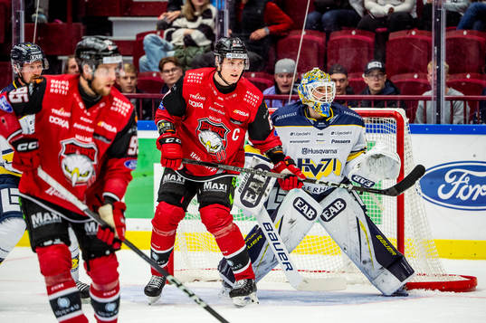 Malmö Redhawks Fredrik Händemark mot HV71s målvakt Joni
