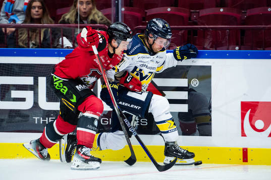 Malmö Redhawks Teemu Kivihalme och HV71s Mattias Tedenby