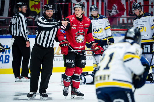 Malmö Redhawks Thomas Berg Paulsen tilldelas ett