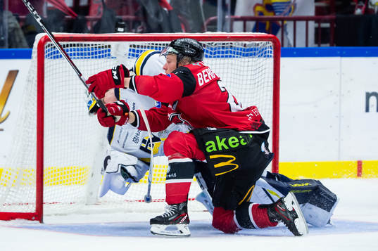 Malmö Redhawks Thomas Berg Paulsen och HV71s målvakt Joni