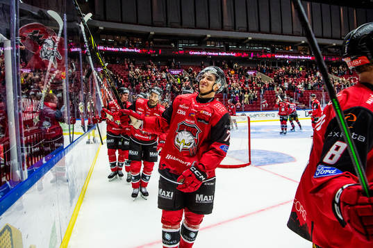 Malmö Redhawks Jakub Galvas jublar med lagkamraterna