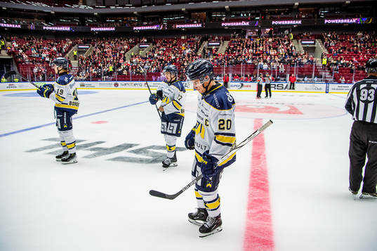 HV71s André Petersson delar med lagkamraterna
