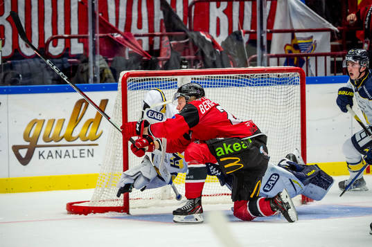 Malmö Redhawks Thomas Berg Paulsen och HV71s målvakt Joni