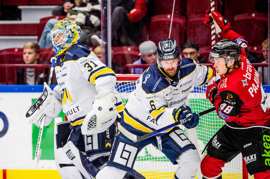Malmö Redhawks Lauri Pajuniemi mot HV71s målvakt Joni