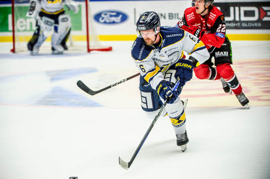 HV71s Anton Strålman mot Malmö Redhawks Janne Kuokkanen