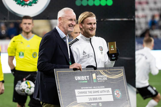 Örebros Kalle Holmberg får ett pris för månadens