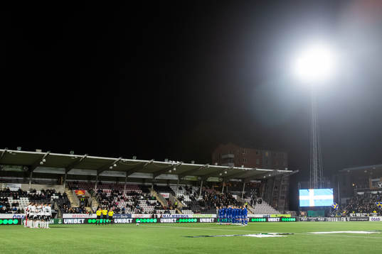 Örebros och GIF Sundsvalls spelare deltar i en tyst minut