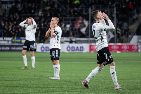 Örebros Jake Larsson (h) deppar