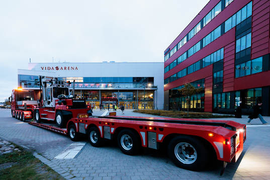 En truck utanför Vida arena före ishockeymatchen i SHL