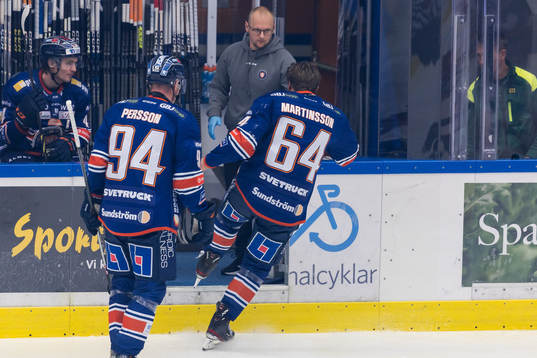 Växjös Eric Martinsson lämnar isen skadad