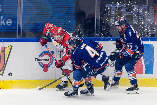 Frölundas Isac Born mot Växjös Keegan Lowe och Martin