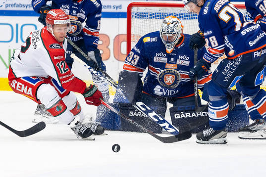 Frölundas Max Friberg framför Växjös målvakt Emil Larmi