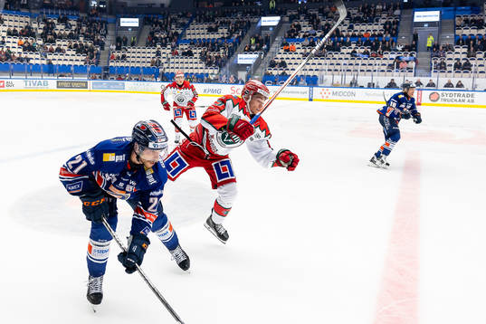 Växjös Brian Cooper tacklar Frölundas Isac Born