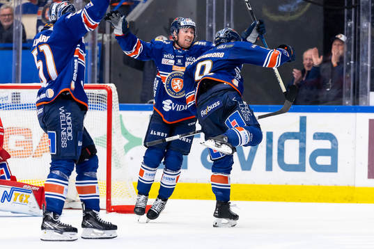 Växjös Dylan McLaughlin och Victor Stjernborg jublar