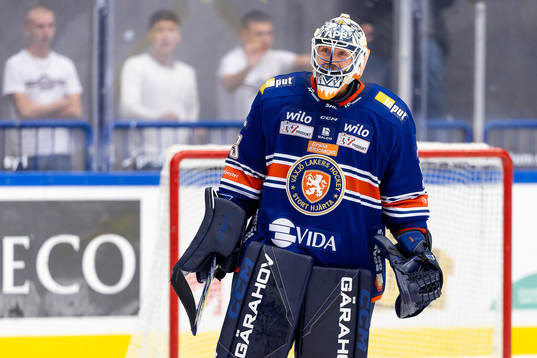 Växjös målvakt Emil Larmi jublar
