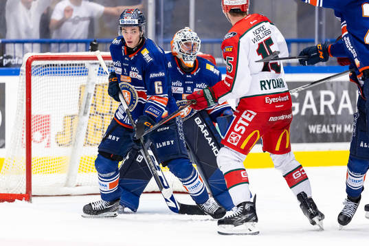 Växjös Arvid Hurtig och målvakt Emil Larmi